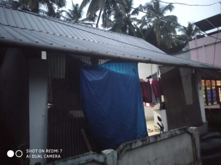 Elthuruth, Thrissur – 4 Cent West-Facing House with Compound Wall