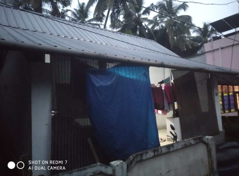 Elthuruth, Thrissur – 4 Cent West-Facing House with Compound Wall
