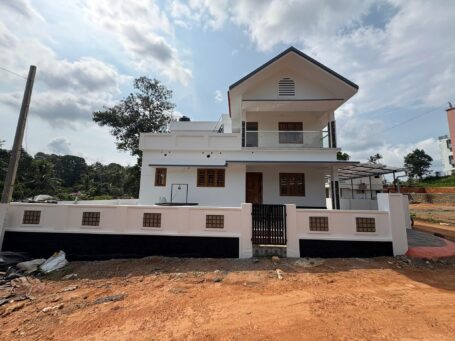 Manarcad Independent House | 4BHK, Tar Road Frontage