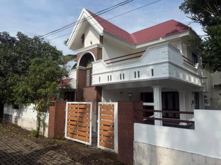 Kulangath, Thrippunithura: Modern 3BHK House with Gardens