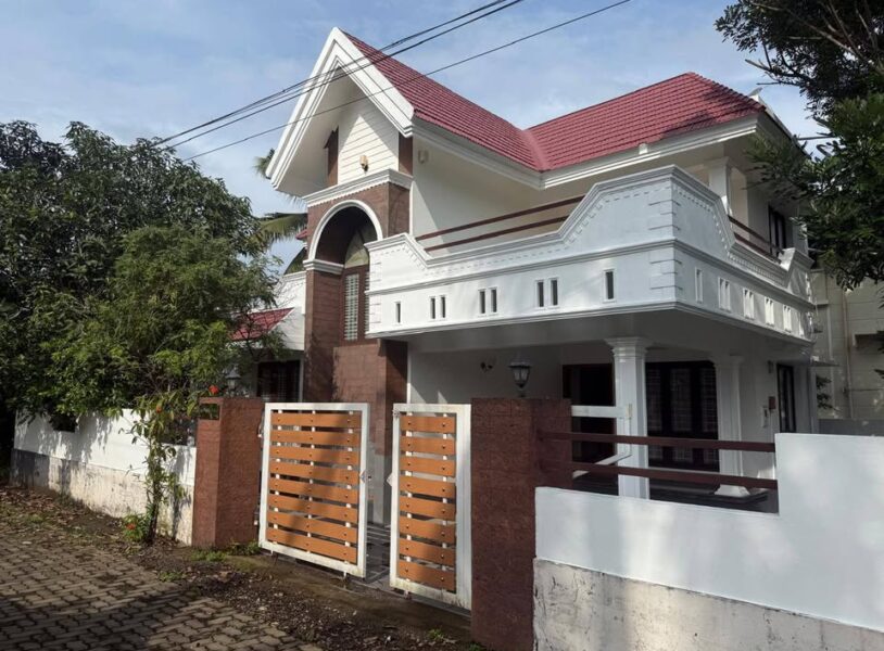 Kulangath, Thrippunithura: Modern 3BHK House with Gardens