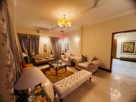 MG Road, Kochi: 5BHK Independent House with Vastu & Security